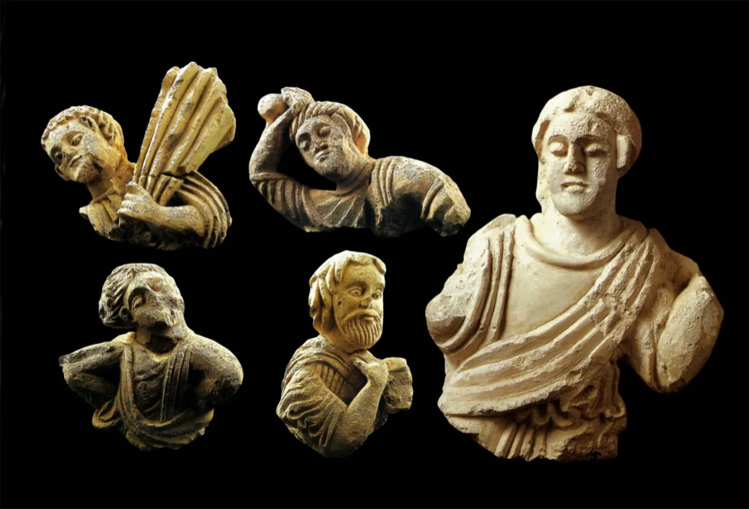 خمس مجسمات من محفوظات متحف دمشق الوطني مصدر قصر الحير الغربي البادية السورية