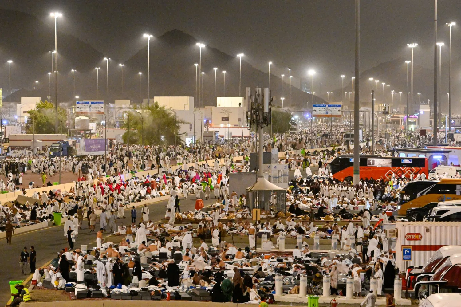 الحجاج خلال مبيتهم في مزدلفة ليلة العاشر من ذي الحجة قبل التوجه فجراً إلى منى (واس)