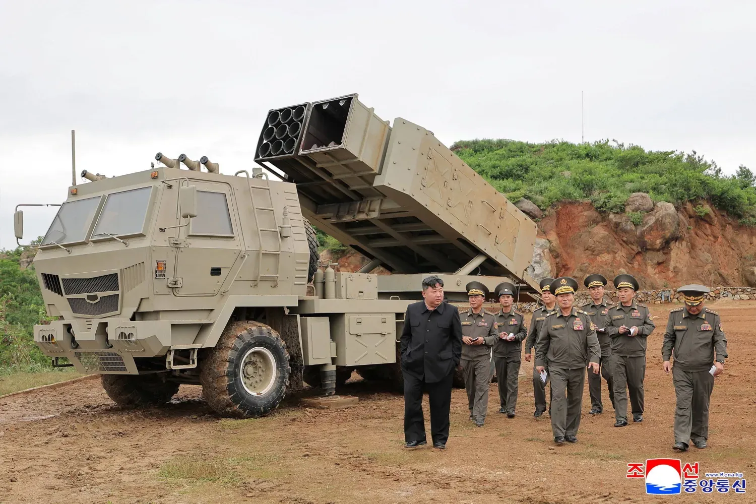 Kim, yeni hafif çoklu roketatar sisteminin testlerini denetledi (Reuters)