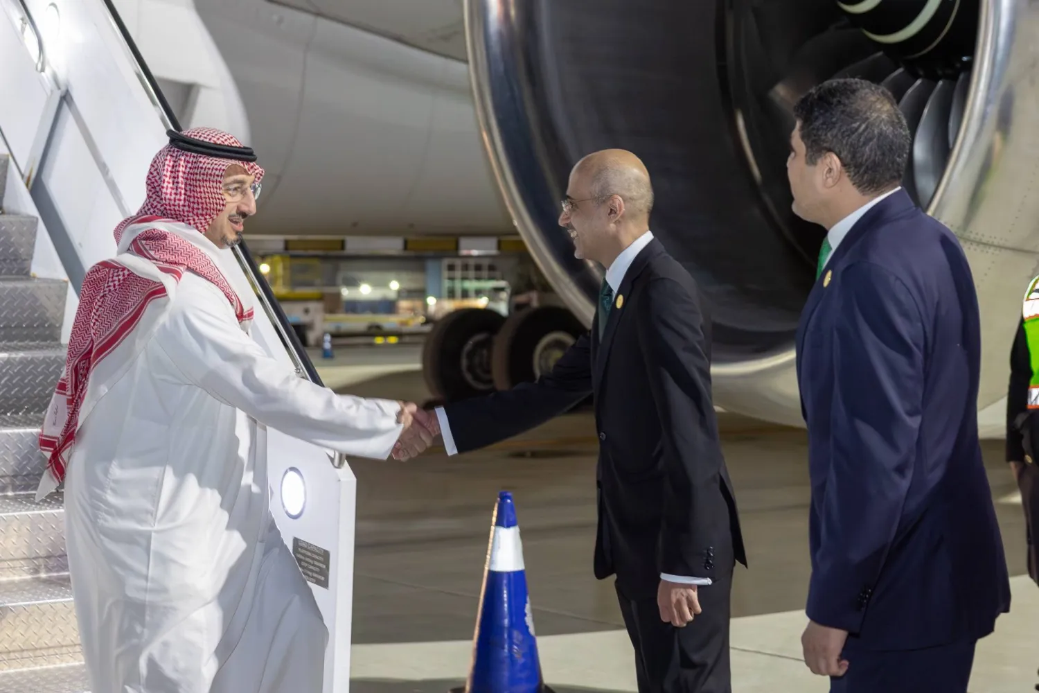 المسحل يصافح القنصل السعودي في نيويورك عبدالله الحمدان (المنتخب السعودي)
