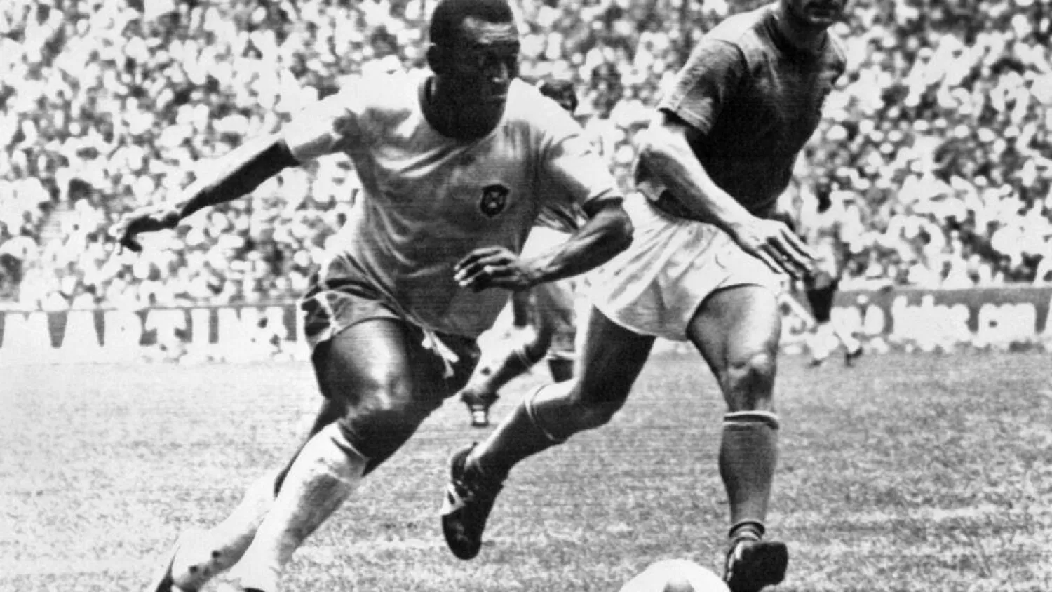 البرازيلي بيليه يتخطى المدافع الإيطالي تارتشيزيو بورنييك في نهائي مونديال 1970 (أ.ف.ب)
