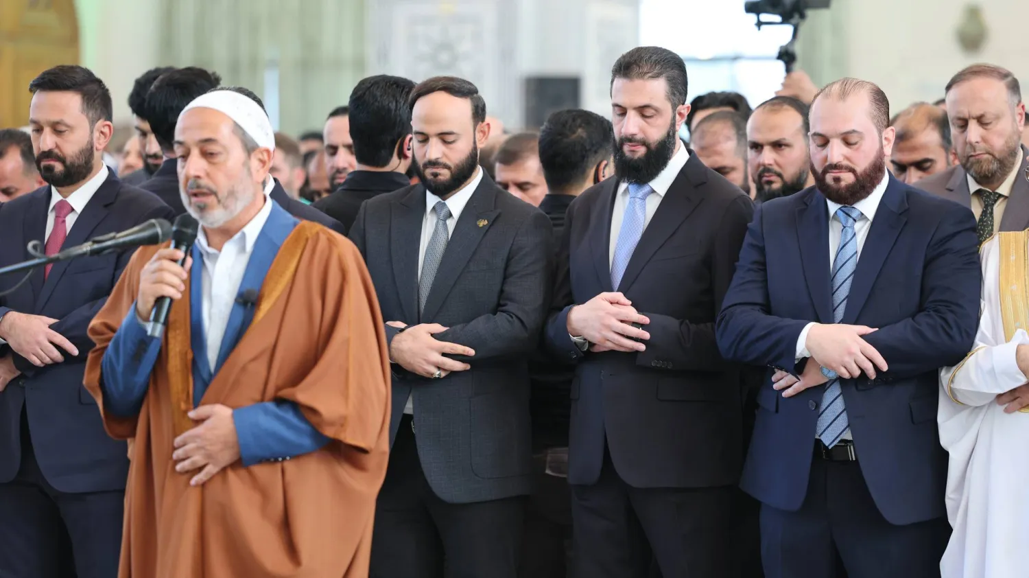 الرئيس السوري أحمد الشرع ومسؤولون سوريون يؤدون صلاة العيد في جامع عبد الله بن عباس بمدينة حلب (حساب الرئاسة)