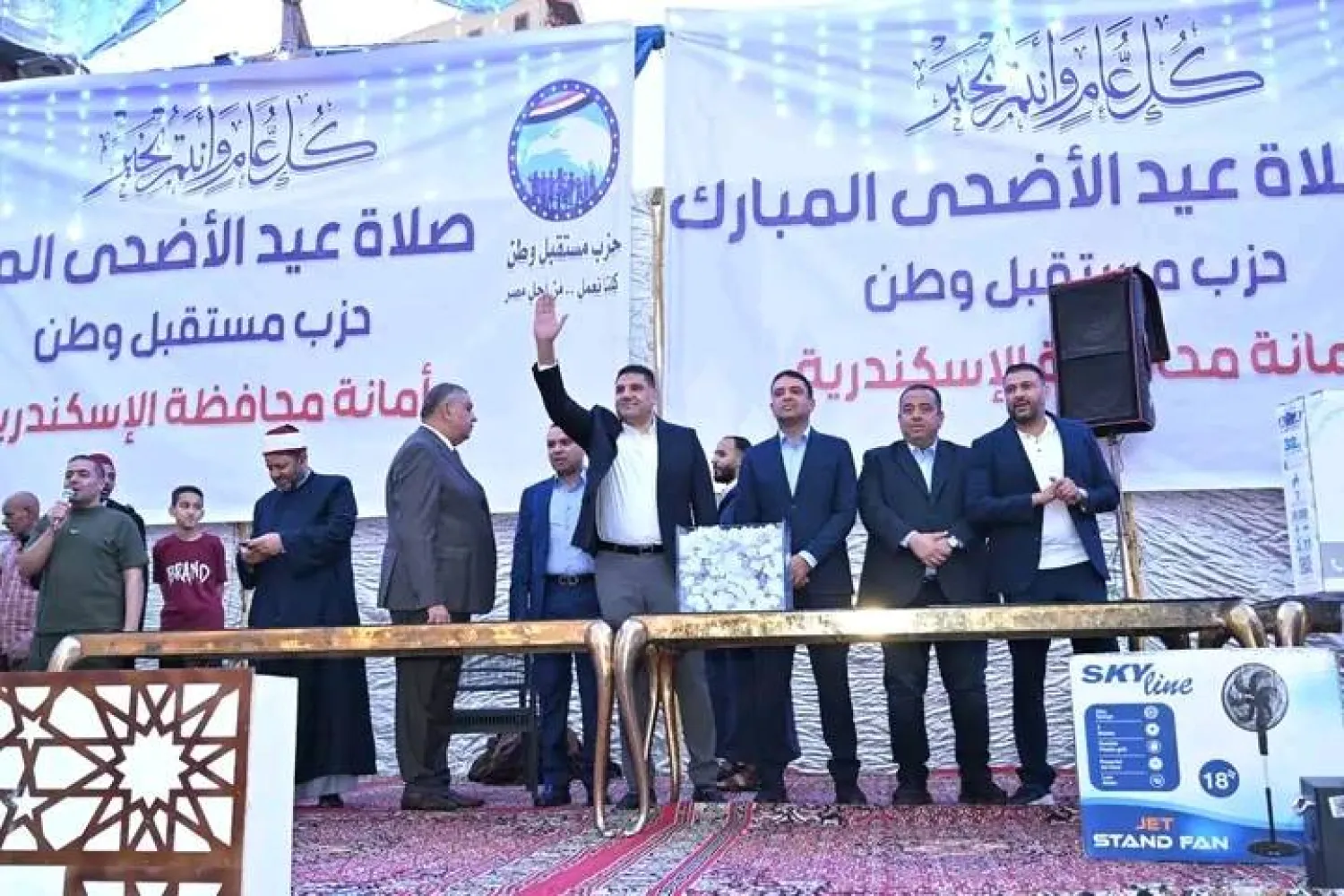 قيادات في حزب «مستقبل وطن» خلال توزيع هدايا على المواطنين في احتفالية بالإسكندرية بمناسبة عيد الأضحى (صفحة الحزب)