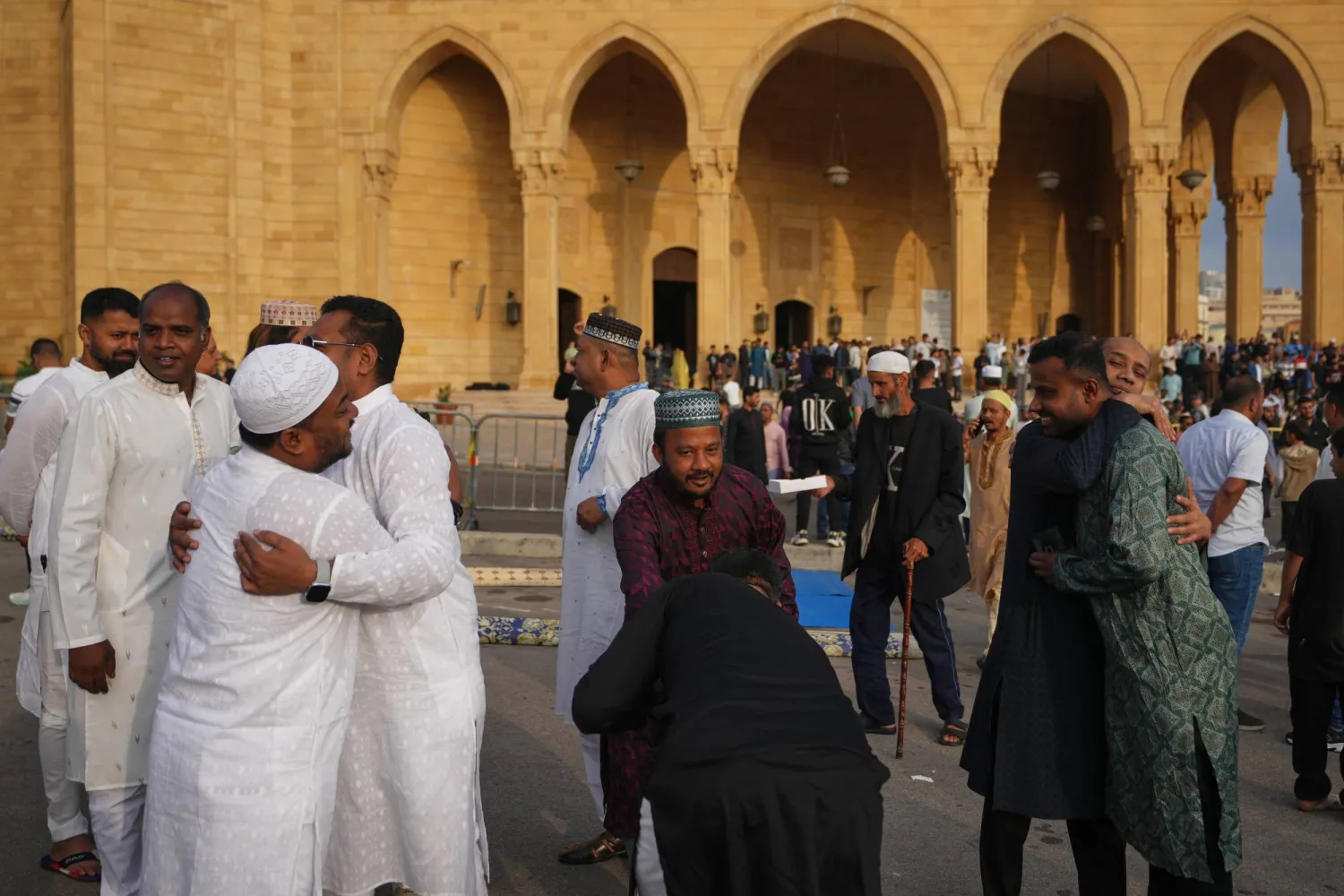 مصلون يتبادلون المعايدات بعد صلاة عيد الأضحى في جامع محمد الأمين في وسط بيروت (أ.ب)