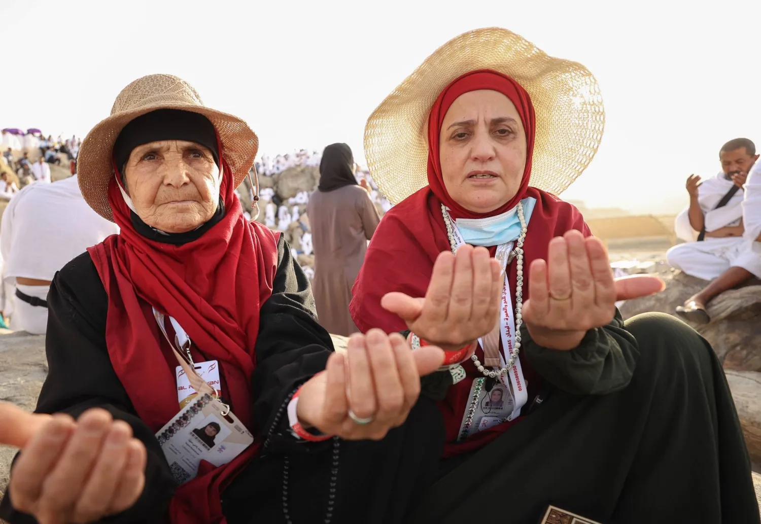 الحاجة اللبنانية نجمة رفاعي حمود مع ابنتها منى عطا الله الحسين في المشاعر المقدسة (تصوير: عدنان مهدلي)