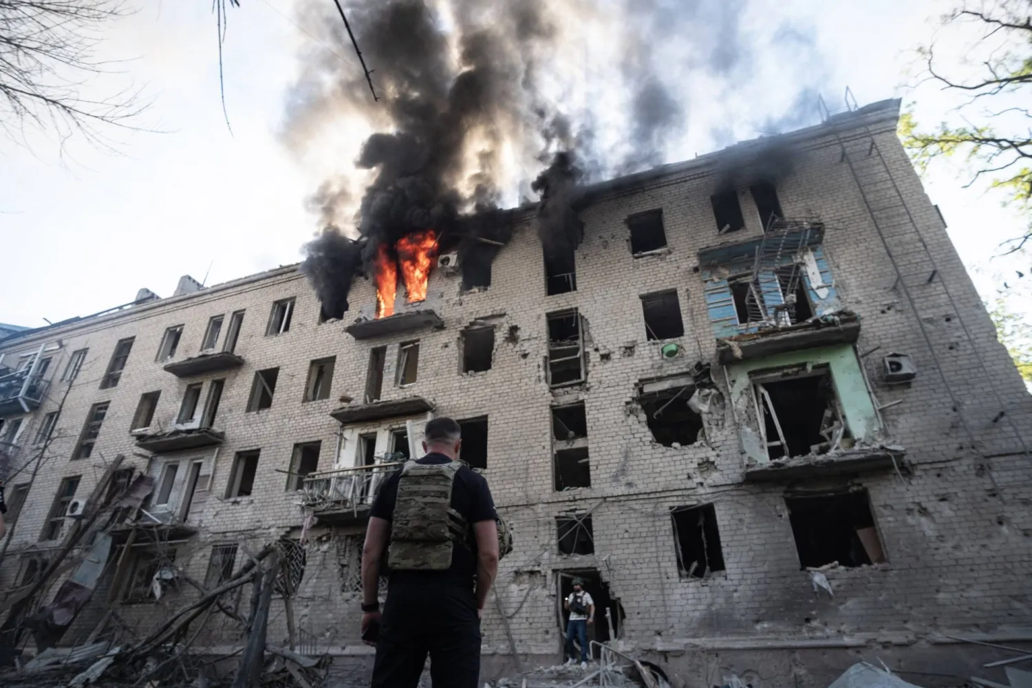 A fire engulfs a building following a Russian airstrike on a residential area in Kramatorsk, Donetsk region, eastern Ukraine, 25 May 2026, amid the Russian invasion.  EPA/MARIA SENOVILLA