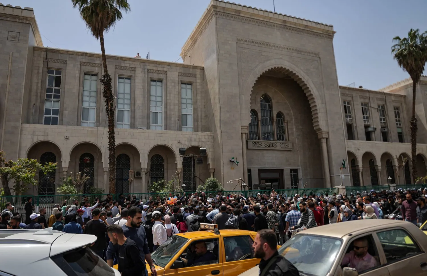جمهرة خارج «قصر العدل» يوم محاكمة عاطف نجيب المتهم بارتكاب جرائم حرب في 26 أبريل 2026 (رويترز)