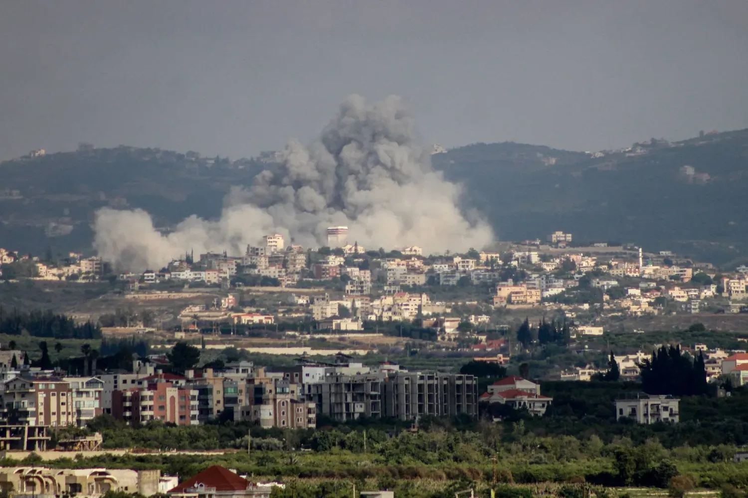 İsrail'in Lübnan'ın güneyindeki Sur kentine düzenlediği hava saldırısı sonucu yükselen dumanlar (AFP)