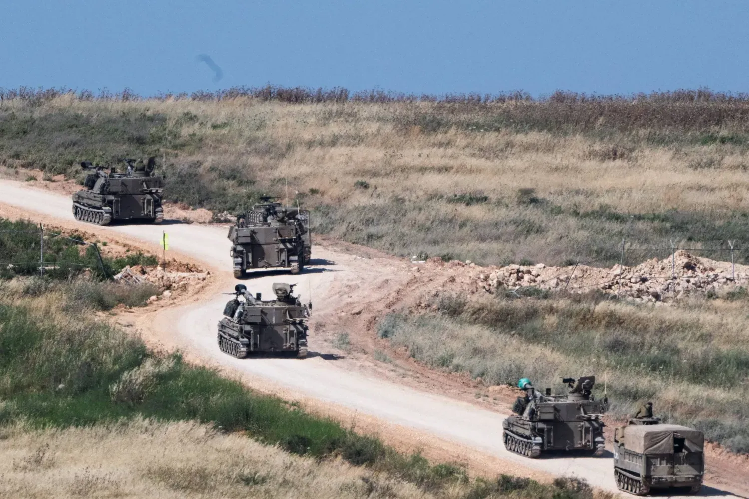 İsrail'in kuzeyinden çekilen bu fotoğrafta, İsrail topçu birliğinin İsrail-Lübnan sınırını geçerek Lübnan'a girdiği görülüyor... 27 Mayıs 2026 (Reuters)