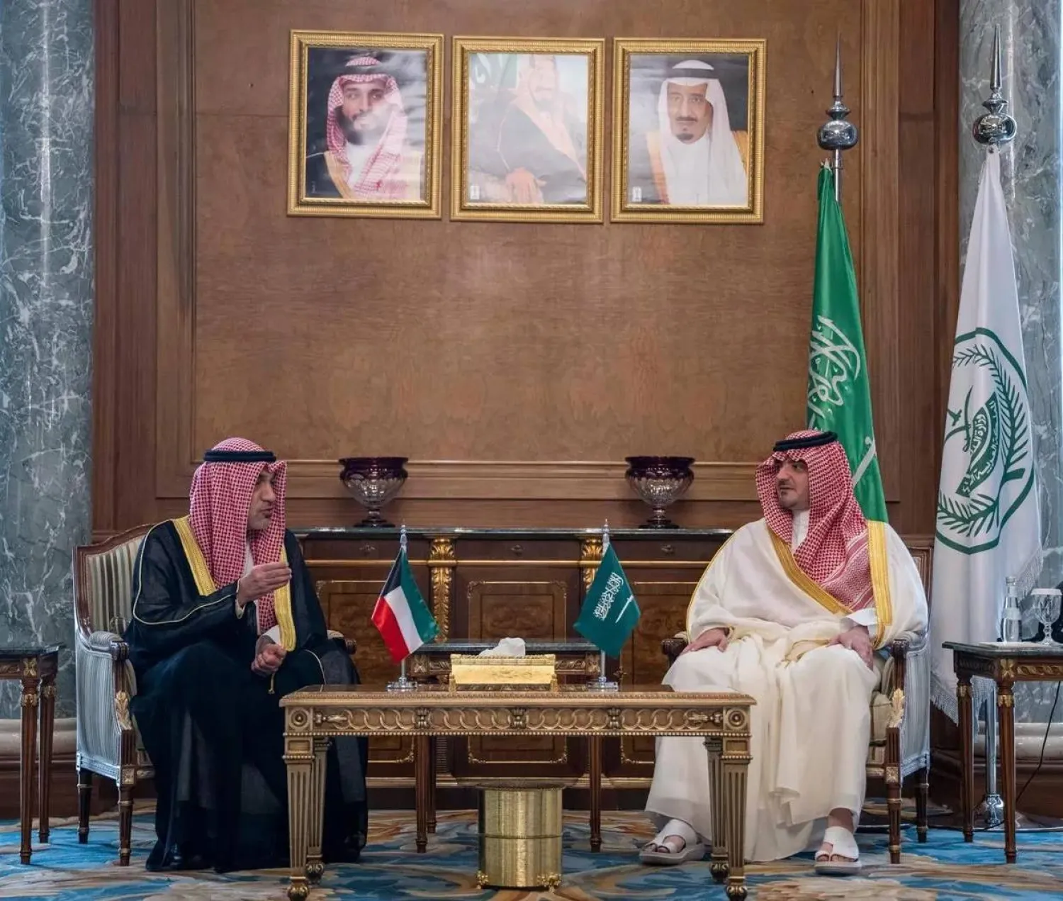 الأمير عبد العزيز بن سعود مستقبلاً الشيخ فهد اليوسف بمقر وزارة الداخلية السعودية في مكة المكرمة (واس)