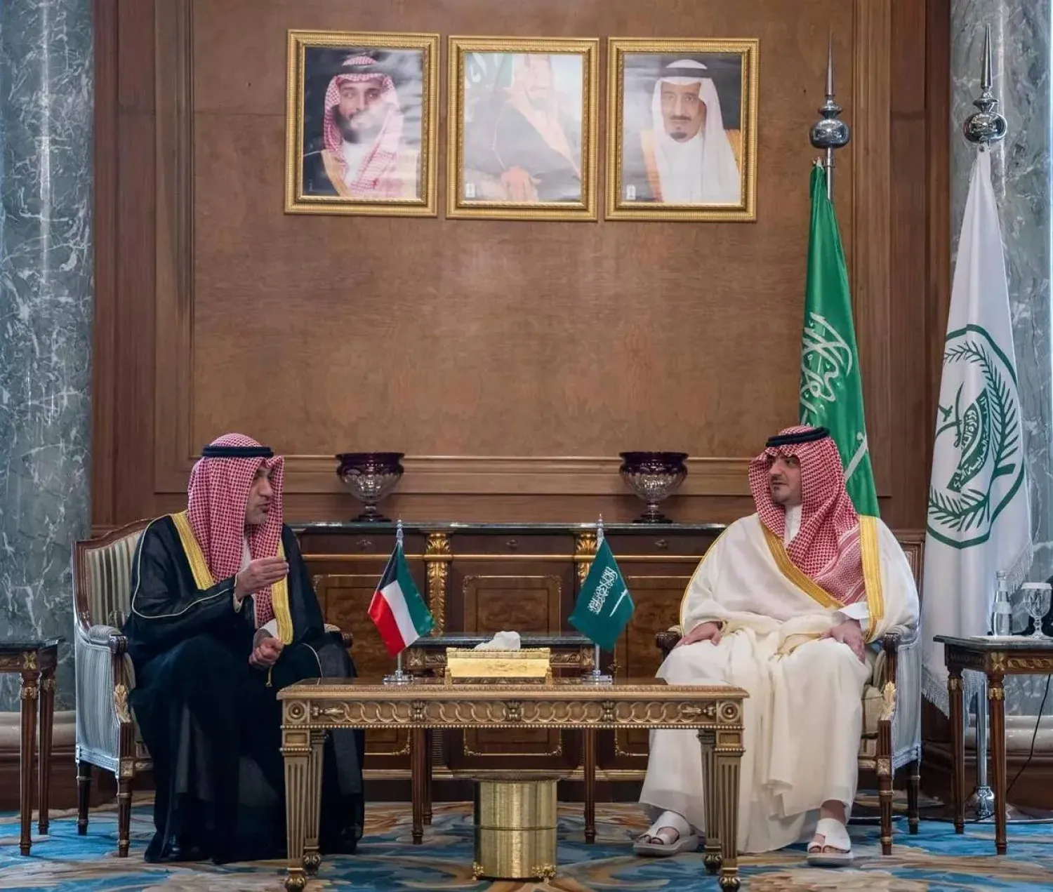 Prens Abdulaziz bin Suud, Şeyh Fahd el-Yusuf'u Mekke-i Mükerreme'deki Suudi Arabistan İçişleri Bakanlığı merkezinde kabul etti (SPA)