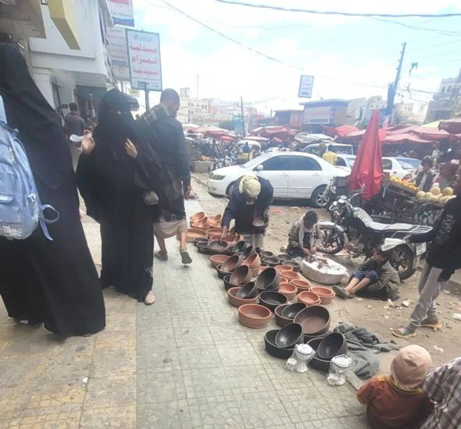 جبايات الحوثيين قادت إلى ارتفاع الأسعار وتراجع القدرة الشرائية (الشرق الأوسط)
