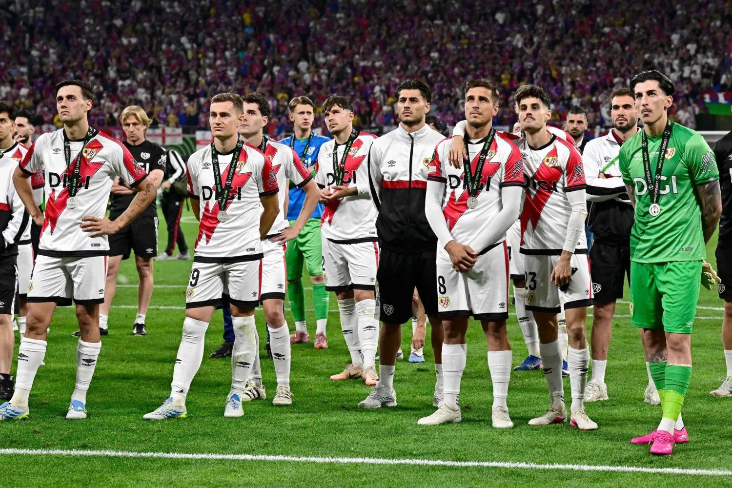 اعتذر لاعبو رايو فايكانو المحبطون للجماهير بعد أن باءت محاولتهم للفوز بأول لقب أوروبي (أ.ف.ب)