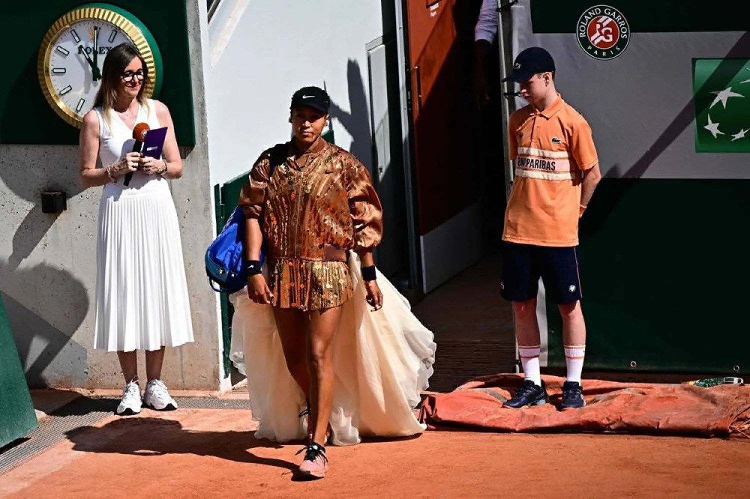 Japan's Naomi Osaka (C) arrives prior to her women's singles match against Croatia's Donna Vekic on day 5 of the French Open tennis tournament on Court Simonne-Mathieu at the Roland-Garros Complex in Paris on May 28, 2026. (AFP) 