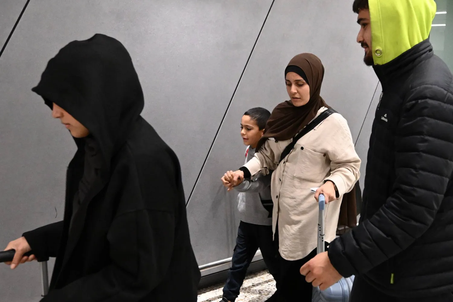 امرأتان وطفلة من عوائل «داعش» بعد وصولهن إلى مطار ملبورن من سوريا (أ.ب)