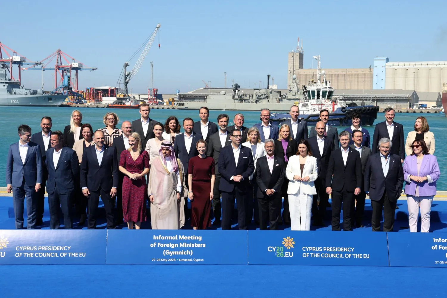 صورة جماعية للمشاركين في الاجتماع الوزاري الأوروبي في ليماسول الذي شارك فيه وزير الخارجية السعودي الأمير فيصل بن فرحان (أ.ف.ب)