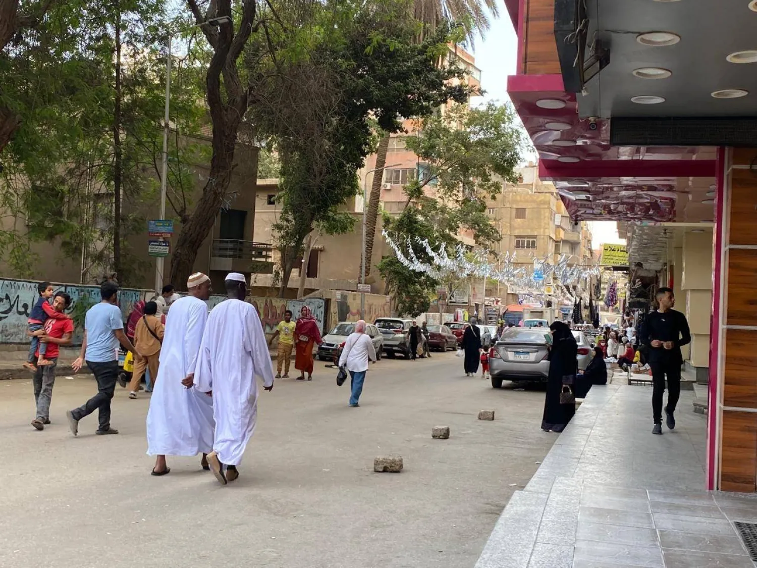 عشرات الآلاف من السودانيين رحلوا من مصر لكن الوجود السوداني لا يزال ملحوظاً في الشارع (الشرق الأوسط)