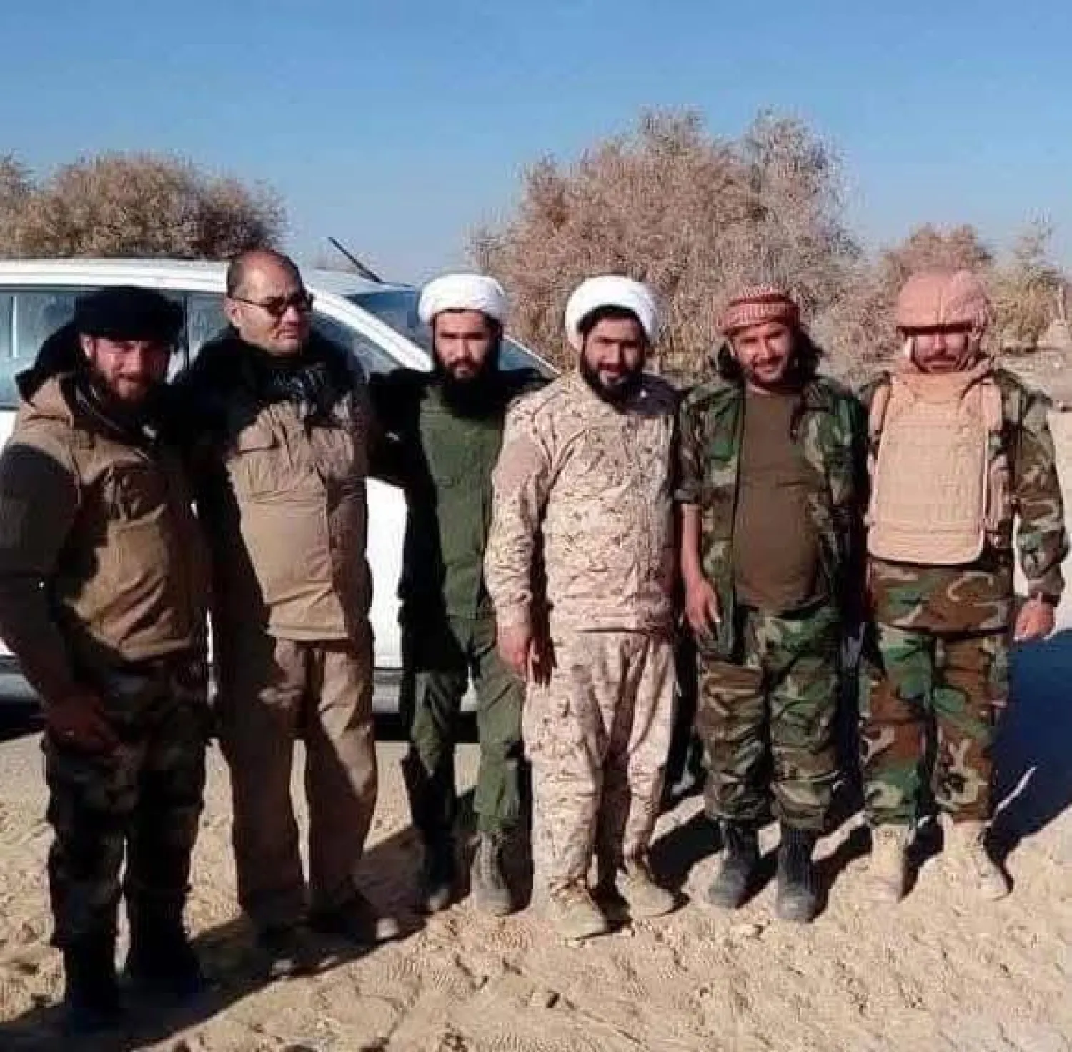 تركي البوحمد (الثاني يمين) مع عناصر ميليشيات تابعة لـ«الحرس الثوري» الإيراني (متداولة)

