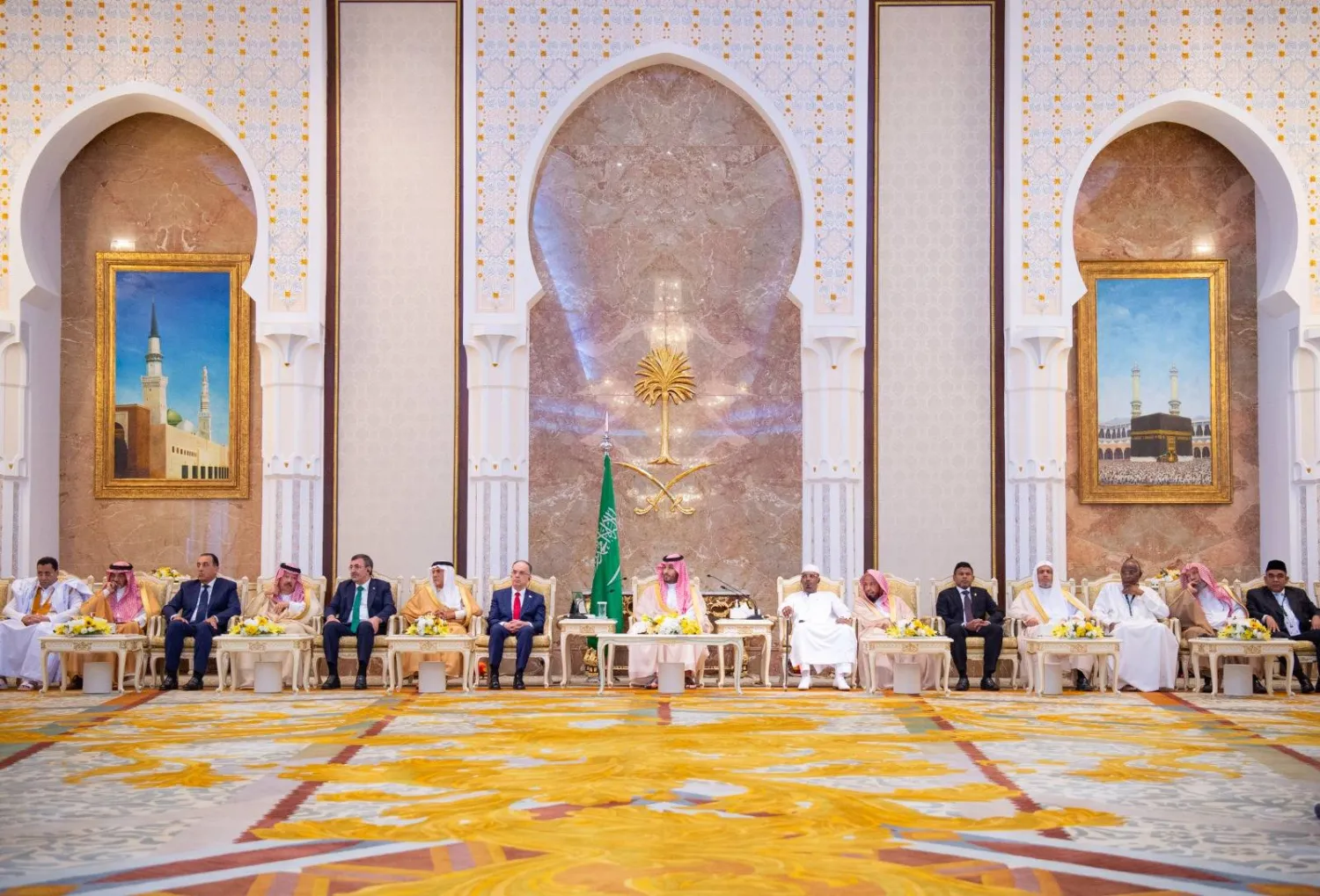 ولي العهد السعودي الأمير محمد بن سلمان لدى استقباله القادة وكبار الشخصيات الإسلامية والضيوف في قصر مِنى الخميس (واس)