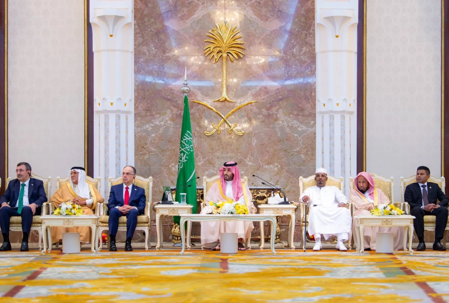 ولي العهد السعودي الأمير محمد بن سلمان لدى استقباله القادة وكبار الشخصيات الإسلامية والضيوف في قصر مِنى الخميس (واس)