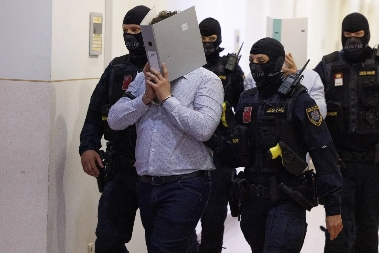 Polis, 28 Mayıs 2026'da Viyana'da Taylor Swift'in konserine saldırı planlamakla suçlanan sanığı mahkeme salonuna getirirken, (DPA)