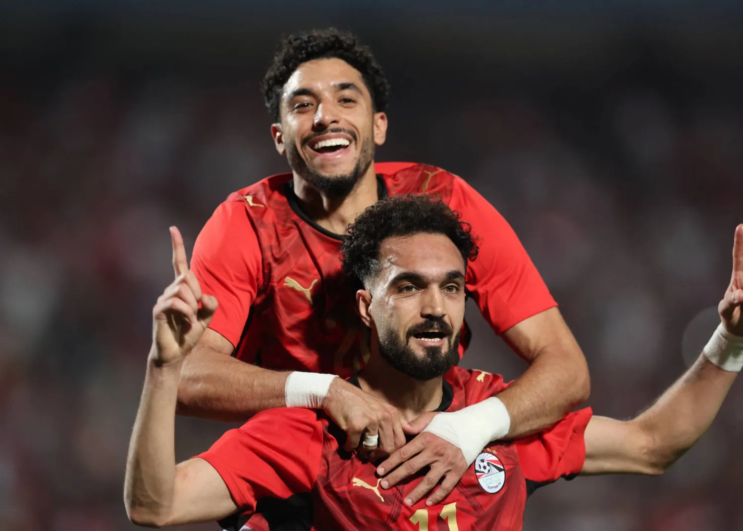 مصطفى عبد الرؤوف «زيكو» يتلقى تهنئة زميله عمر مرموش بعد هدفه في روسيا (رويترز)
