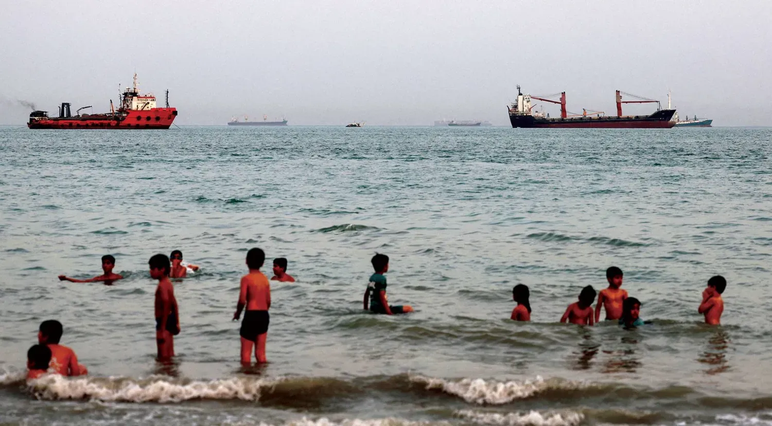 İran'ın güneyindeki Bandar Abbas kıyısından görülen Hürmüz Boğazı'ndaki gemiler (Reuters)