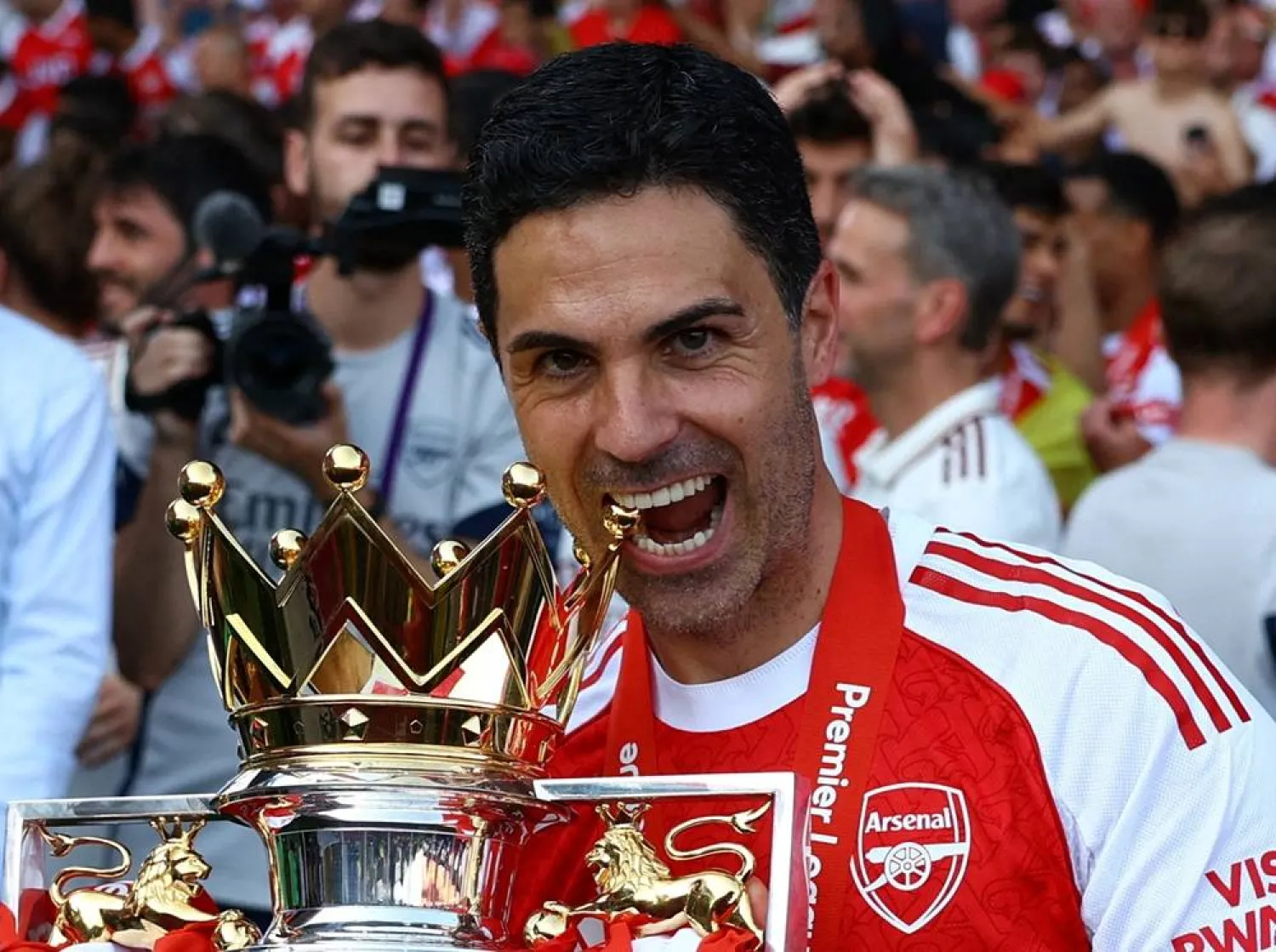 Football - Premier League - Crystal Palace v Arsenal - Selhurst Park, London, Britain - May 24, 2026 Arsenal manager Mikel Arteta celebrates with the trophy after winning the Premier League. (Action Images via Reuters/Matthew Childs)