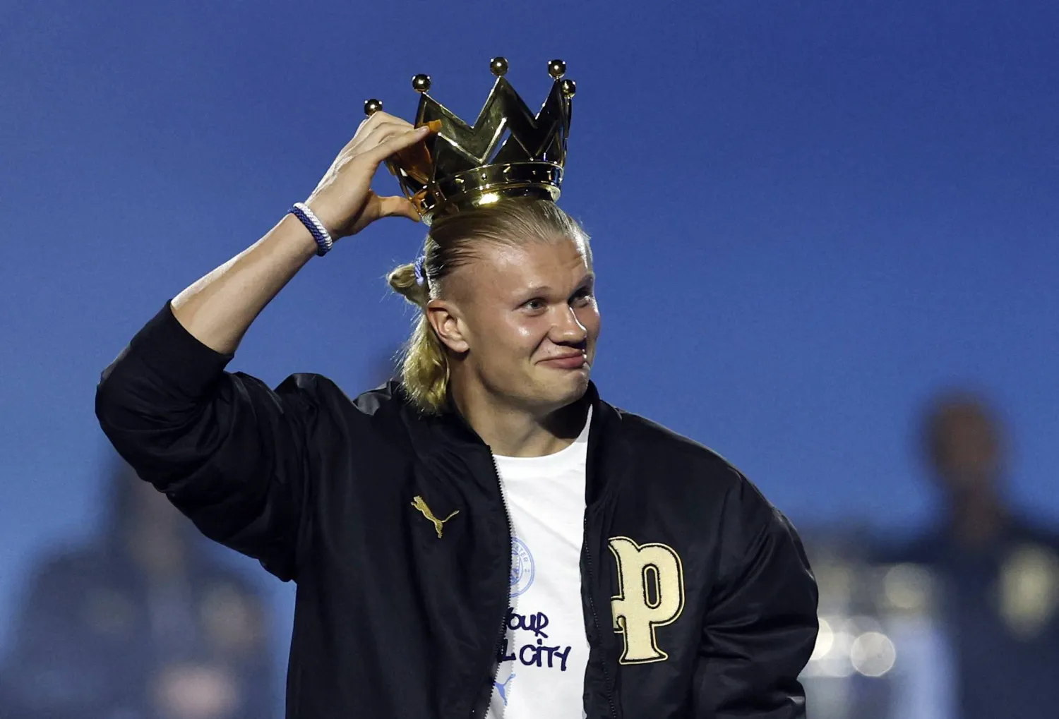 Football - Manchester City FA Cup and Carabao Cup Victory Parade - Manchester, Britain - May 25, 2026 Manchester City's Erling Haaland celebrates with the Premier League trophy after the victory parade. (Action Images via Reuters/Jason Cairnduff) 