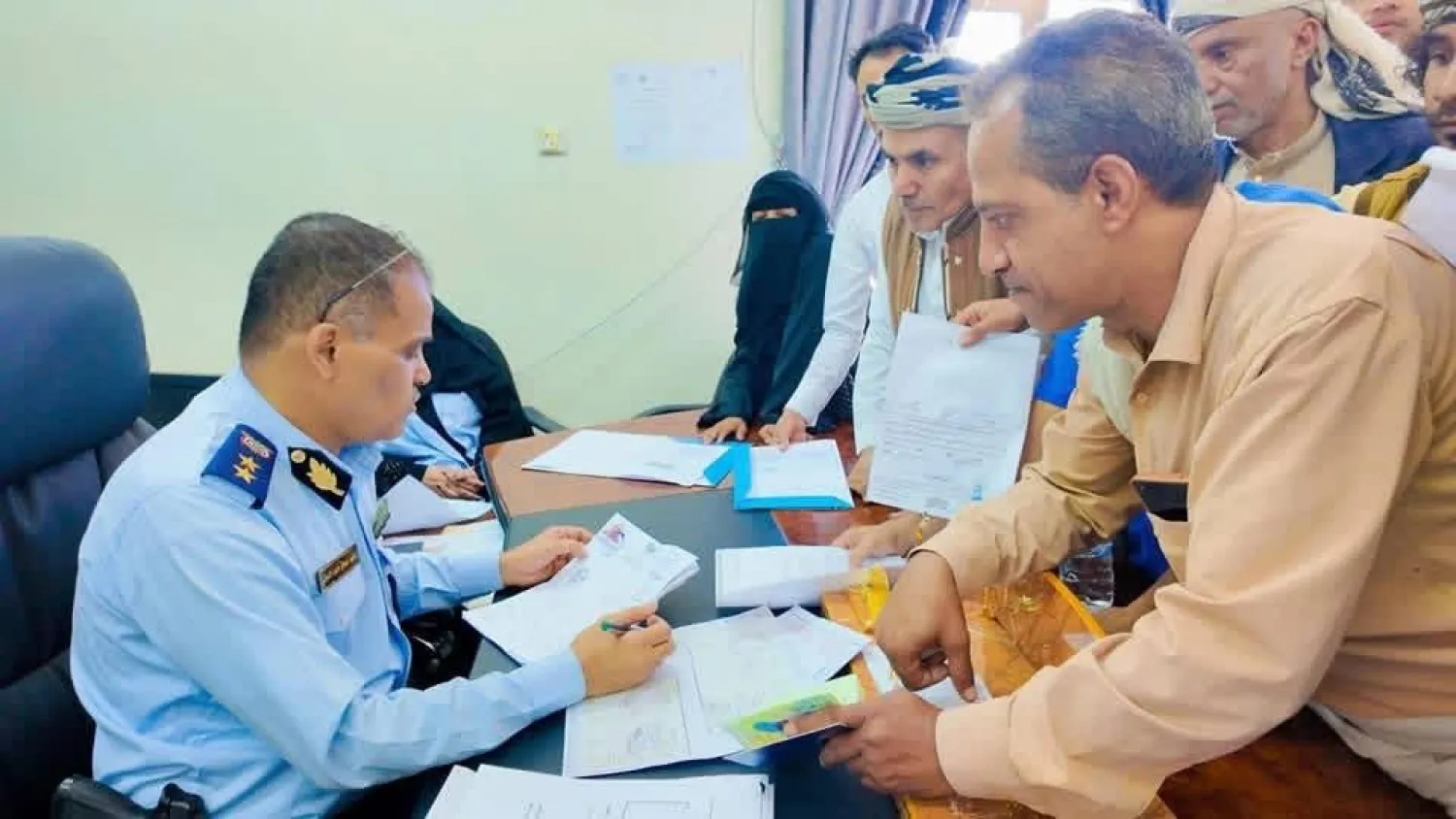 انفراجة في الحصول على جواز السفر بعد سنوات من المعاناة (إعلام محلي)
