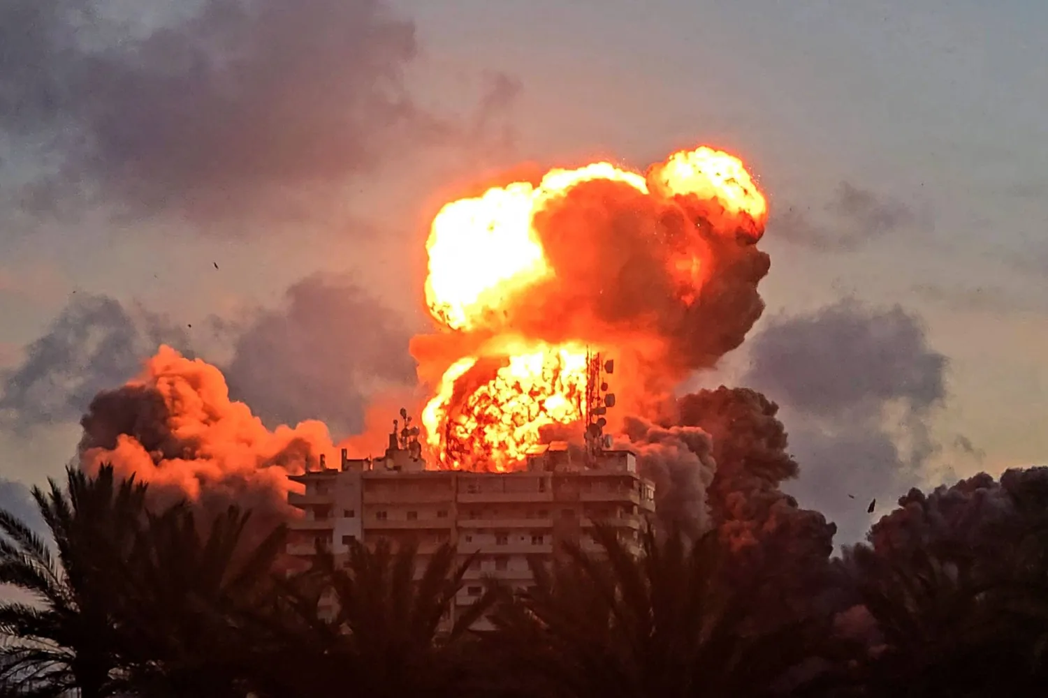 كرة نارية تندلع من مبنى عقب غارة إسرائيلية في مدينة صور جنوب لبنان (أ.ف.ب)