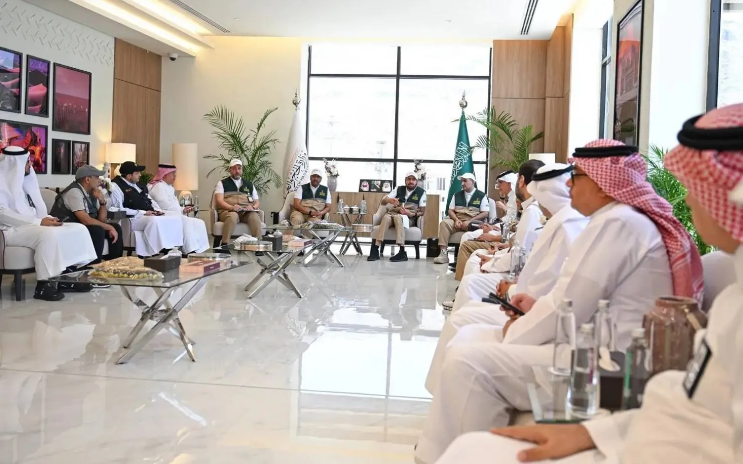 وزير الحج السعودي الدكتور توفيق الربيعة لدى لقائه بممثلي الشركات في مشعر مِنى الجمعة (واس)