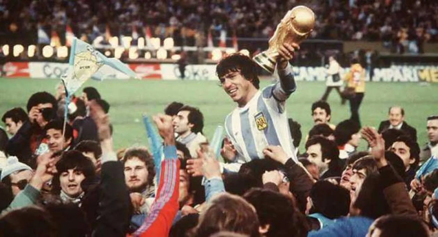 القائد ماريو باساريلا يحمل كأس العالم 1978 (فيفا)