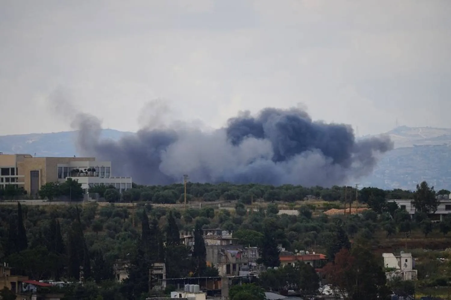  Smoke billows from southern Lebanon following an Israeli strike, as seen from Nabatieh, Lebanon, May 29, 2026. (Reuters)