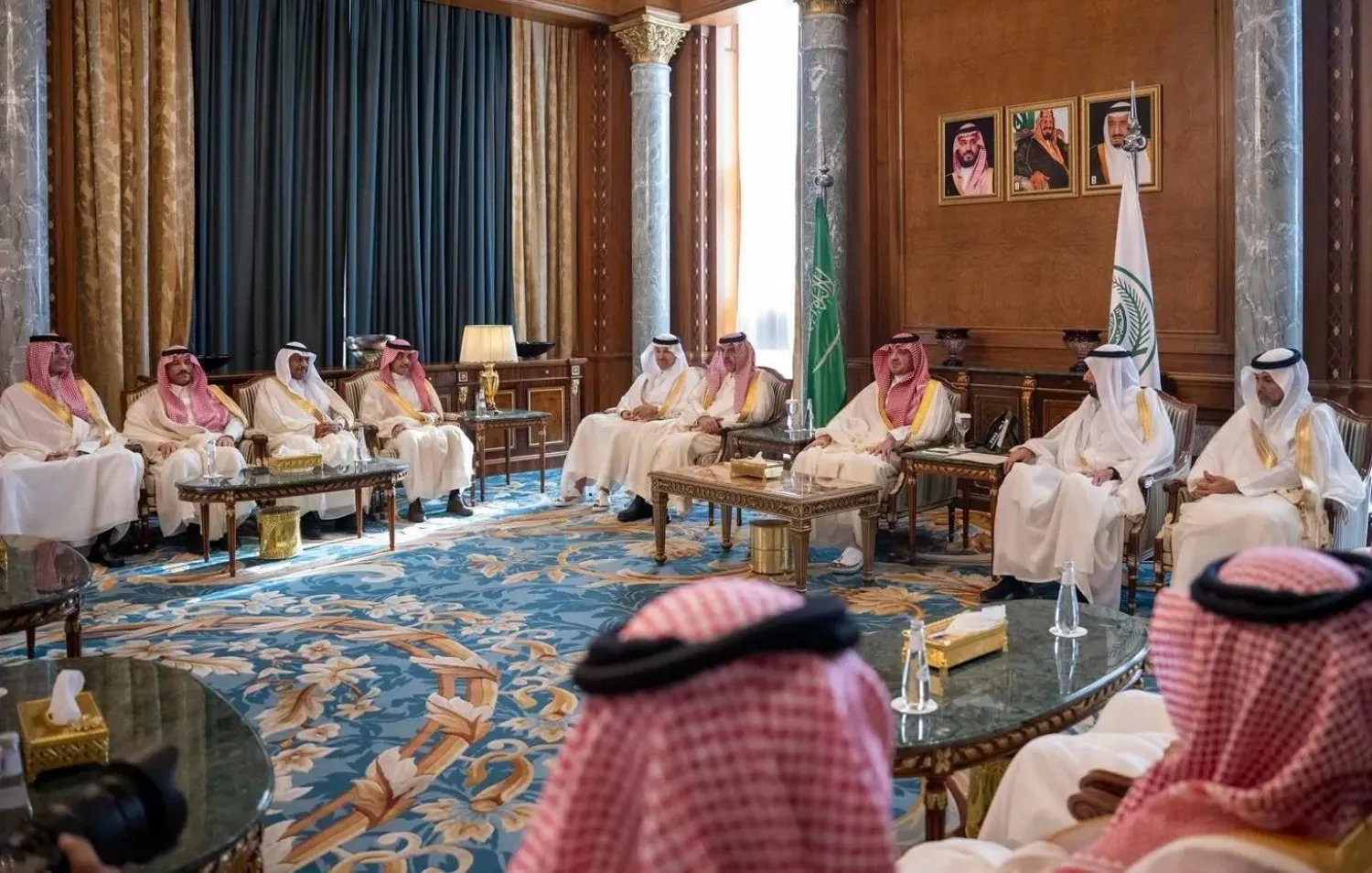 الأمير عبد العزيز بن سعود لدى لقائه الوزراء ورؤساء الجهات المشاركة في الحج (واس)