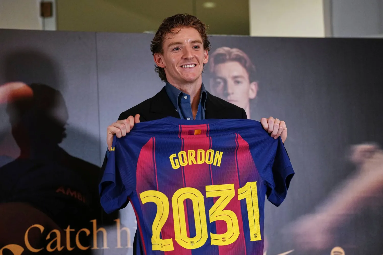 جوردون يحمل قميص برشلونة بعد التوقيع (أ.ب)