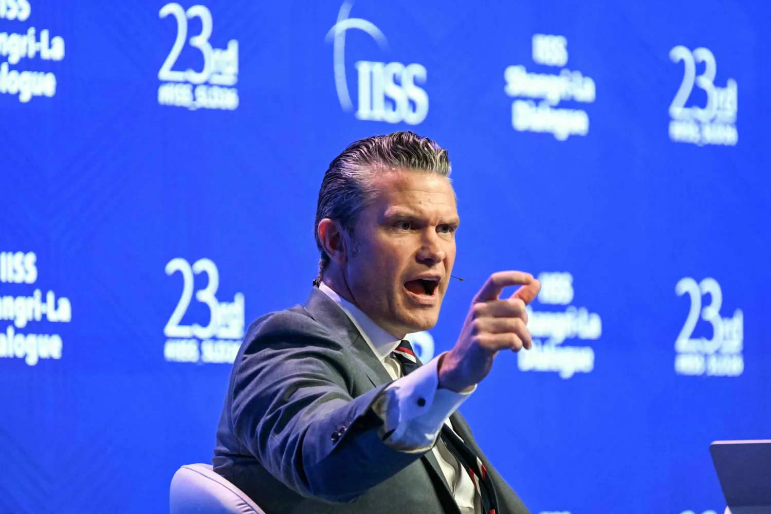  وزير الدفاع الأميركي بيت هيغسيث يتحدث خلال جلسة عامة في حوار شانغريلا للدفاع في سنغافورة (ا.ف.ب)