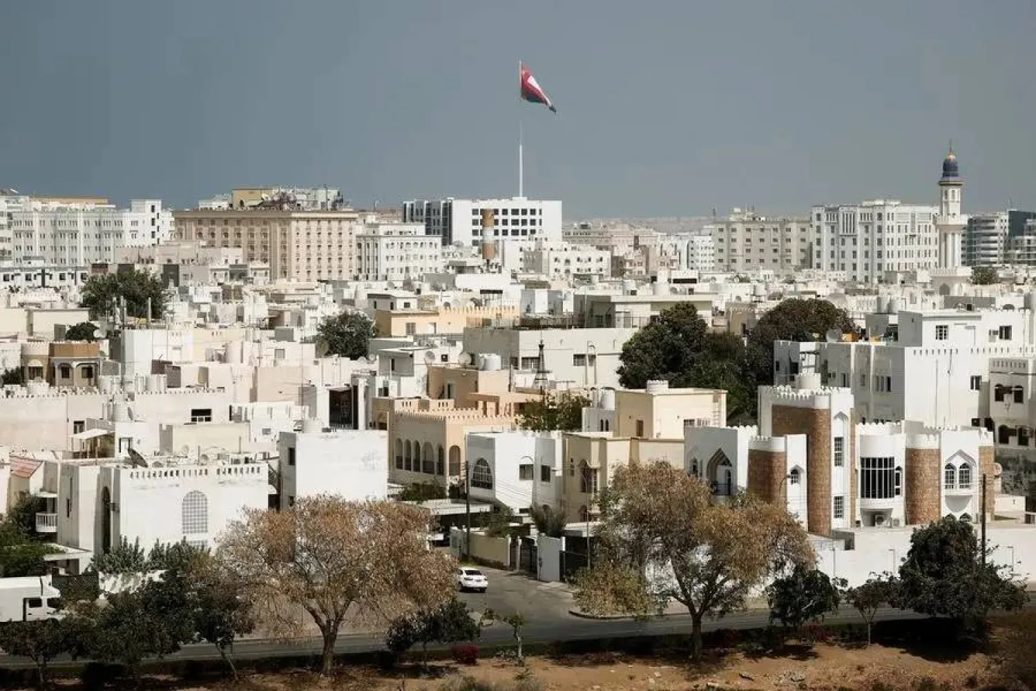 المباني المحيطة بمسجد الخوير الجنوبي المركزي في مسقط (رويترز)
