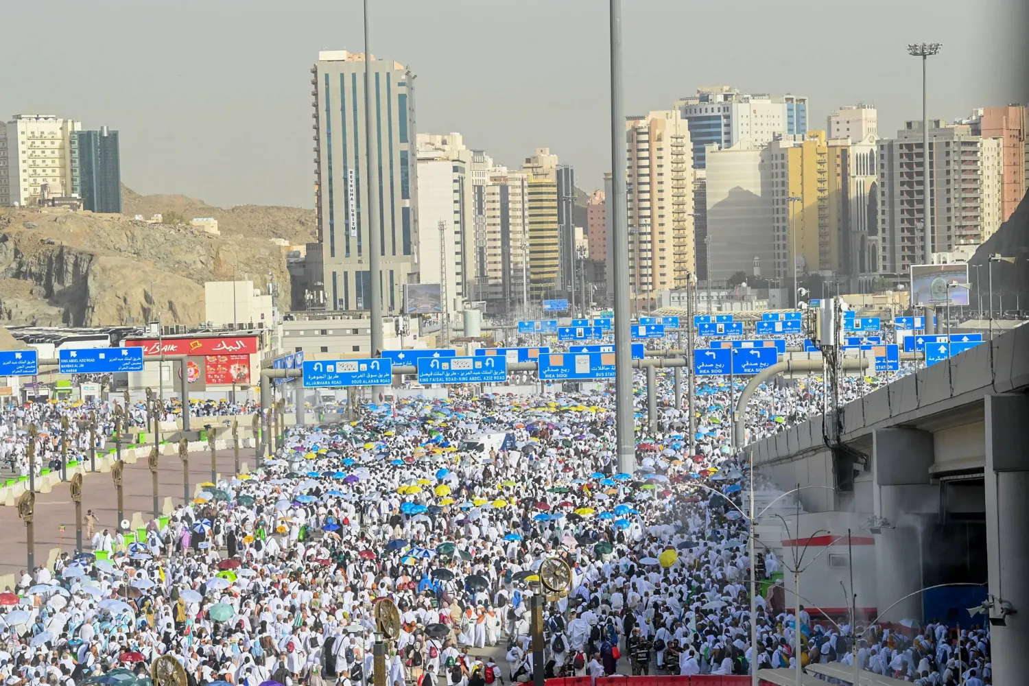 رغم ما شهده العالم من تحديات وبائية حافظت «الصحة» السعودية على معايير الرصد والتأهب والجاهزية لضمان رحلة حج آمنة (تصوير: علي خمج)