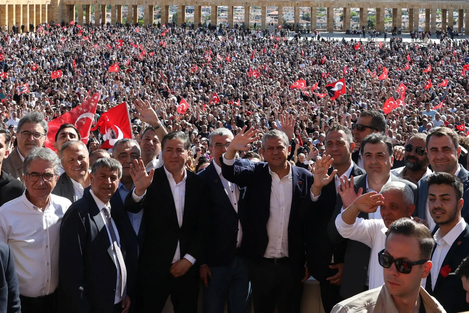 رئيس حزب «الشعب الجمهوري» المعزول مؤقتاً أوزغور أوزيل وخلفه آلاف من أنصاره في ساحة ضريح مؤسس الجمهورية التركية مصطفى كمال أتاتورك بعد مسيرة من وسط أنقرة رفضاً لقرار المحكمة بعزله (رويترز)