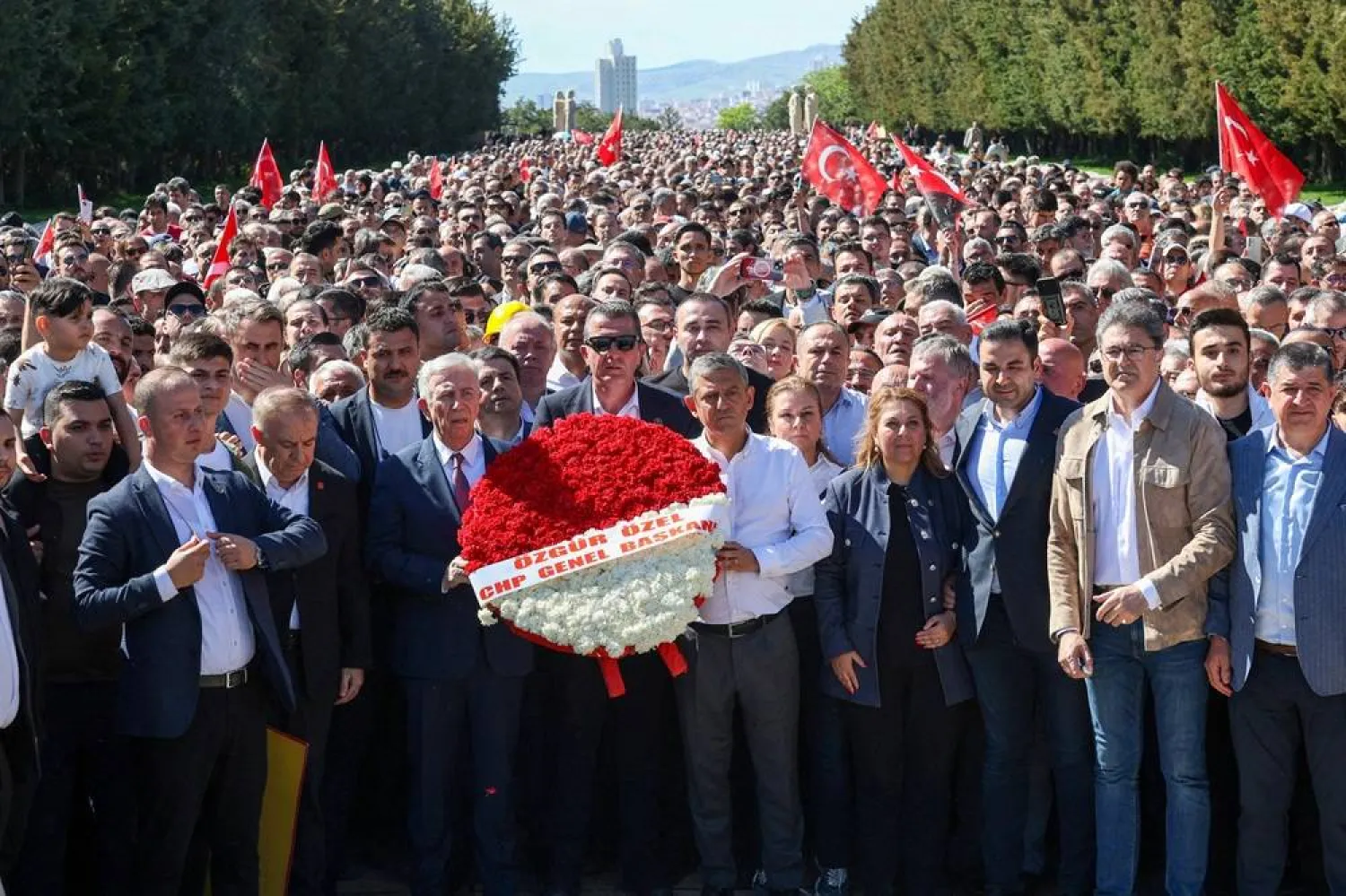 Ozgur Ozel, the ousted chairman of the main opposition Republican People’s Party (CHP), accompanied by Ankara Mayor Mansur Yavas and supporters, visits the mausoleum of modern Turkey’s founder Mustafa Kemal Ataturk in Ankara, Türkiye, May 30, 2026. (Reuters) 