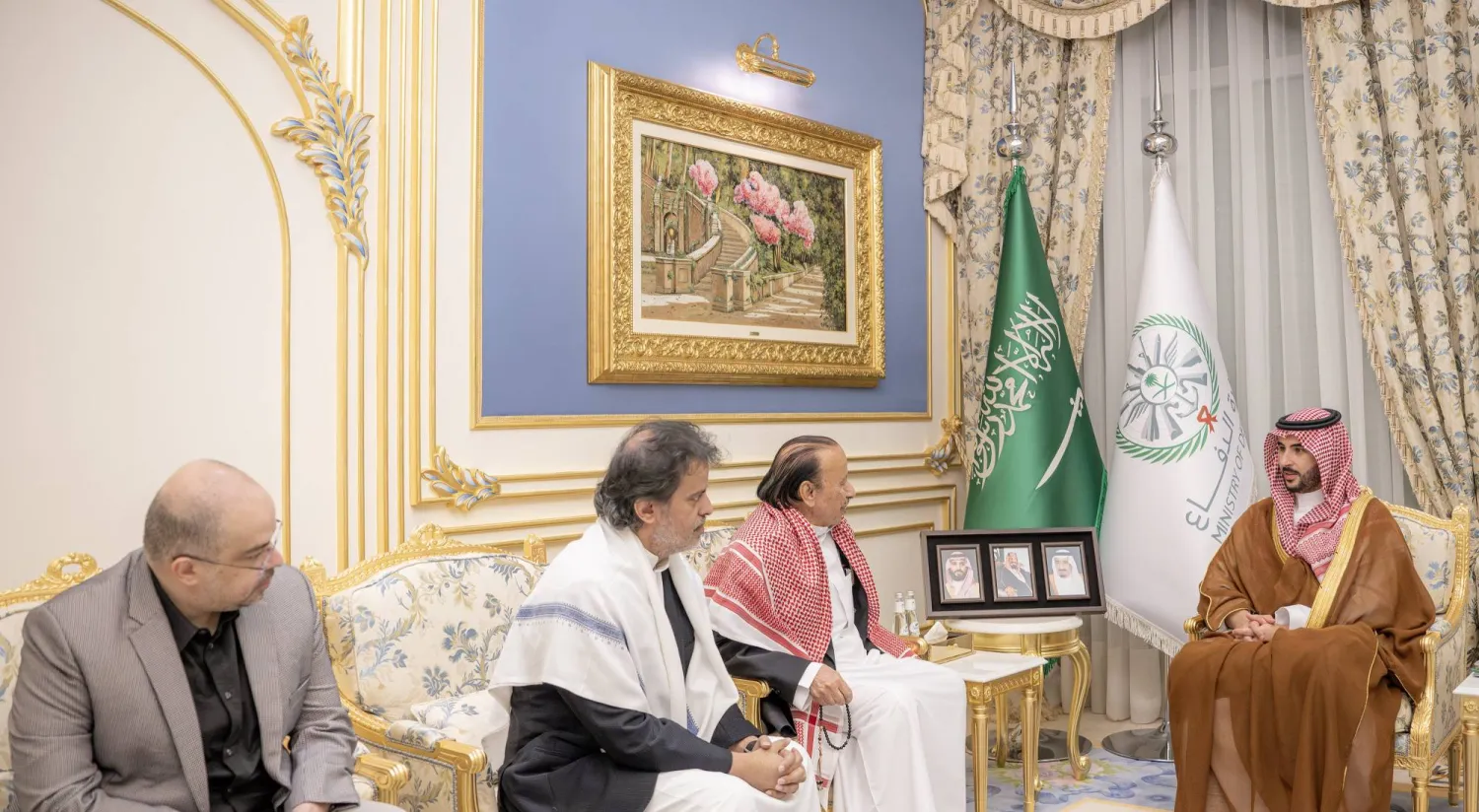 وزير الدفاع السعودي خلال لقائه بذوي الفقيد يتقدمهم شقيقه اللواء ناصر منصور هادي (واس)