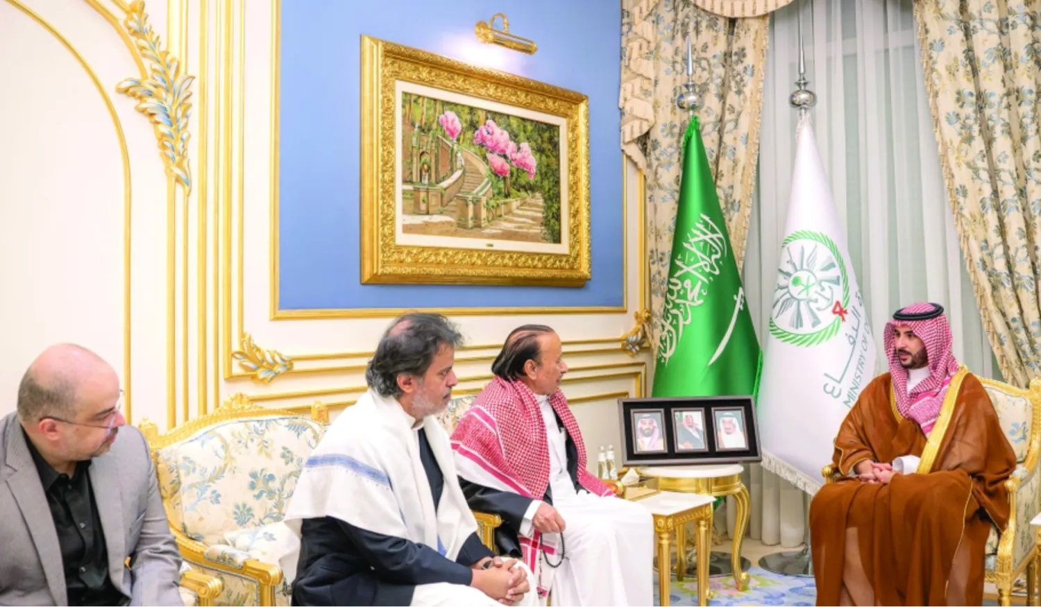 خالد بن سلمان ينقل تعازي القيادة السعودية لذوي الرئيس اليمني السابق