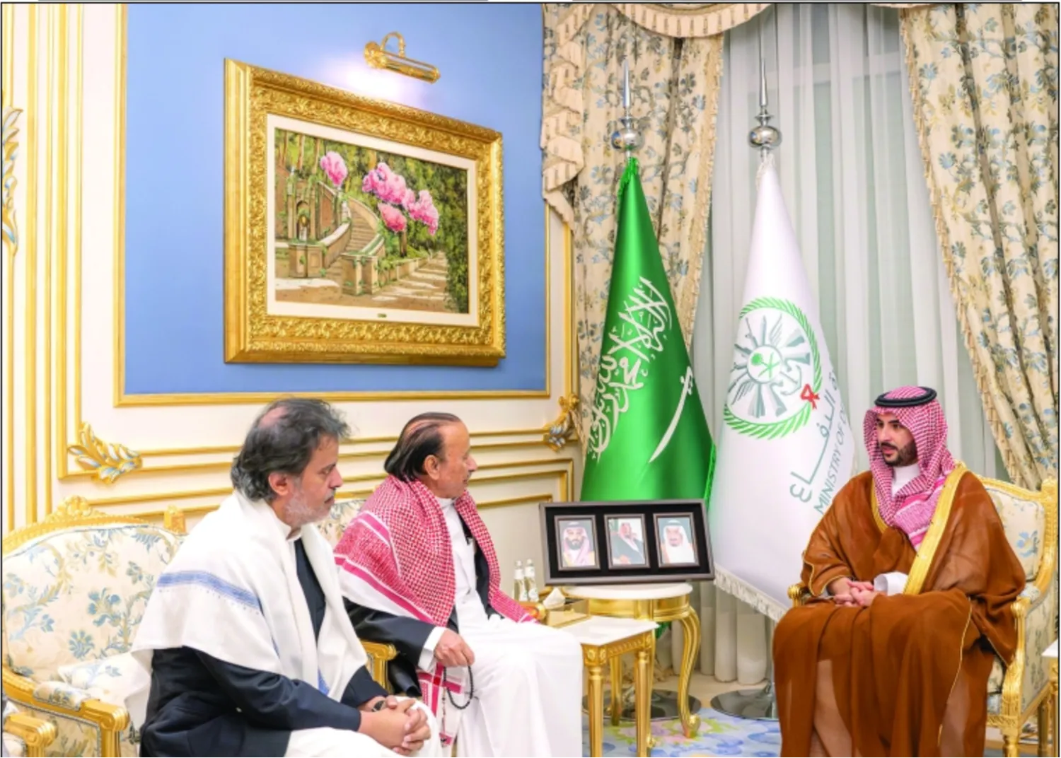 وزير الدفاع السعودي خلال لقائه بذوي الفقيد يتقدمهم شقيقه اللواء ناصر منصور هادي (واس)