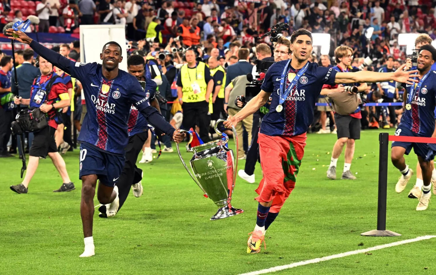ديمبيلي يحتفل مع حكيمي بالكأس الأوروبية (رويترز)