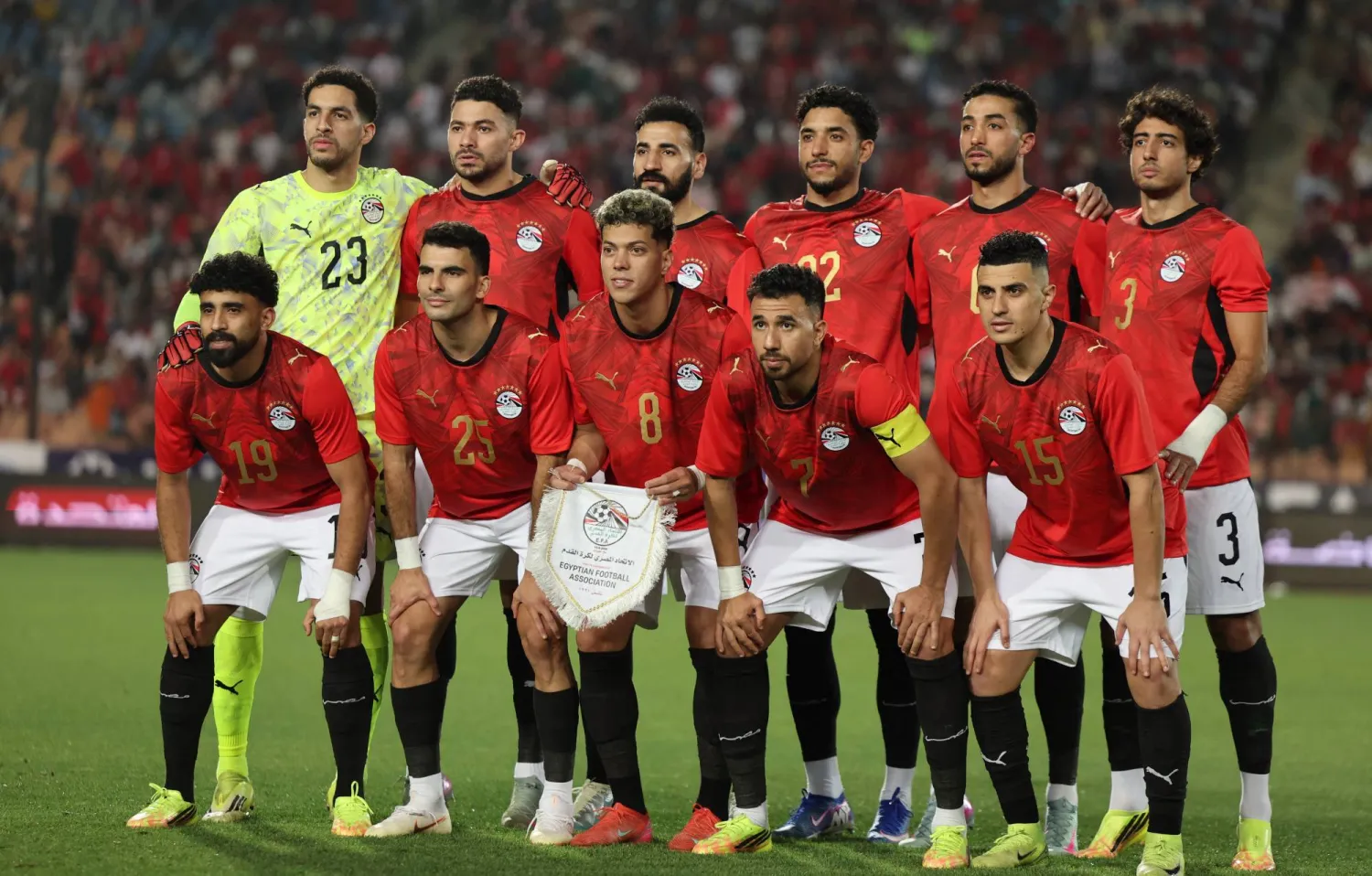 لاعبو المنتخب المصري قبل انطلاق مباراتهم الودية الأخيرة أمام روسيا (رويترز)