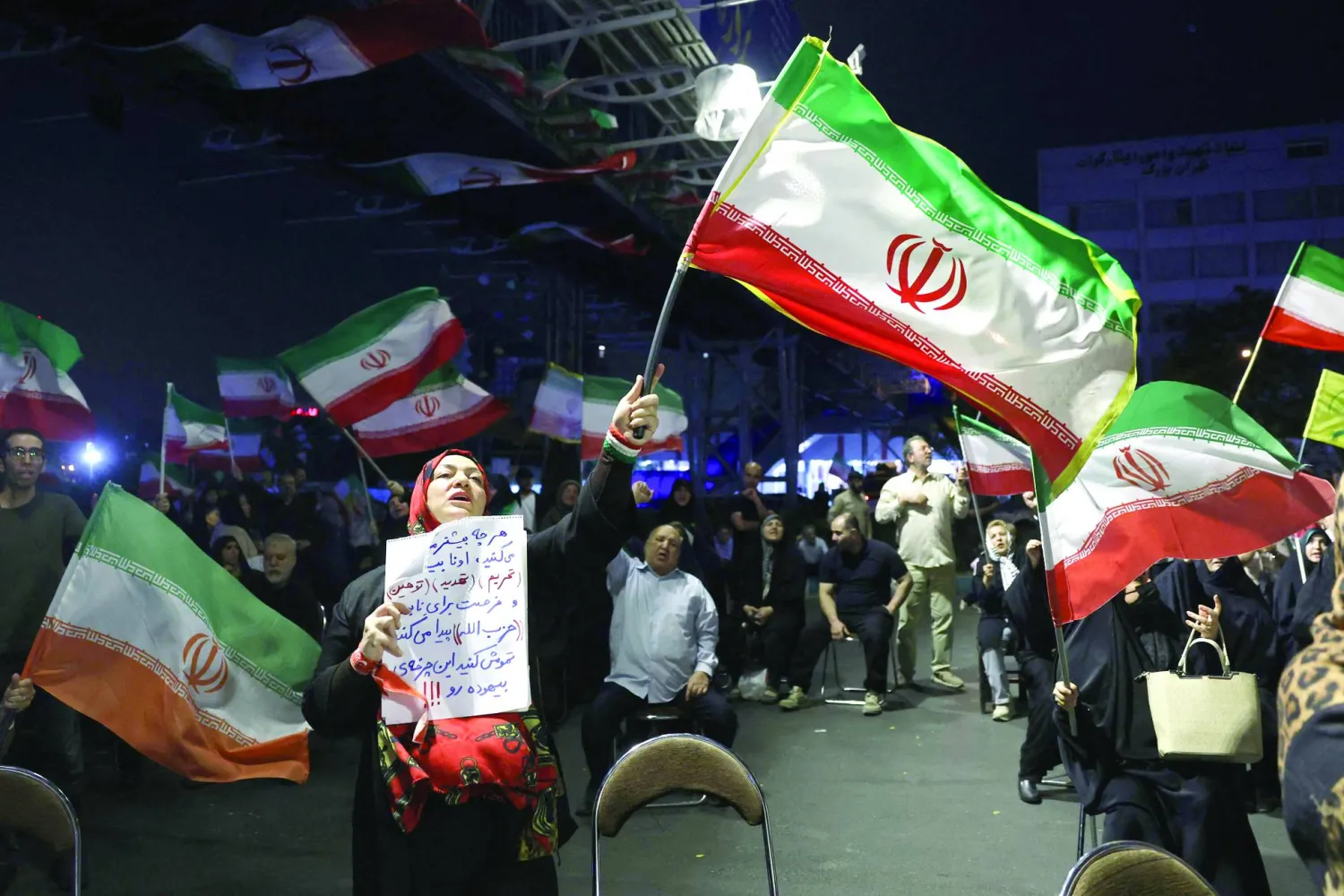 
إيرانيون يلوحون بأعلام بلدهم خلال مظاهرة مناهضة للولايات المتحدة وإسرائيل في طهران في 29 مايو الحالي (أ.ف.ب)