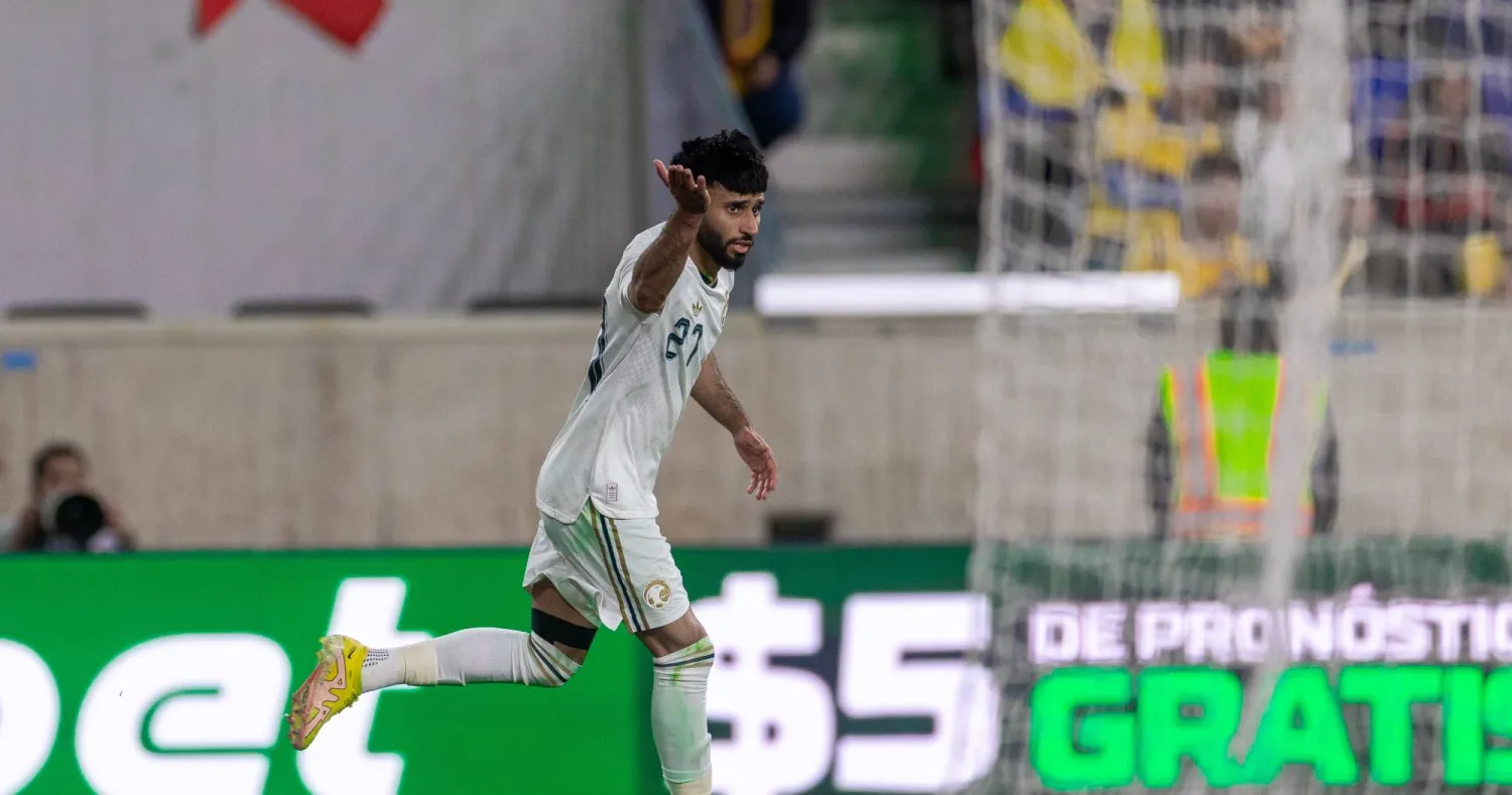 سلطان مندش يحتفل بهدفه في شباك الإكوادور (المنتخب السعودي)