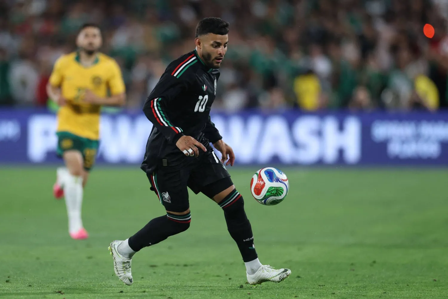 PASADENA, CALIFORNIA - MAY 30: Alexis Vega of Mexico controls the ball during the international friendly match between Mexico and Australia at Rose Bowl Stadium on May 30, 2026 in Pasadena, California. Harry How/Getty Images/AFP