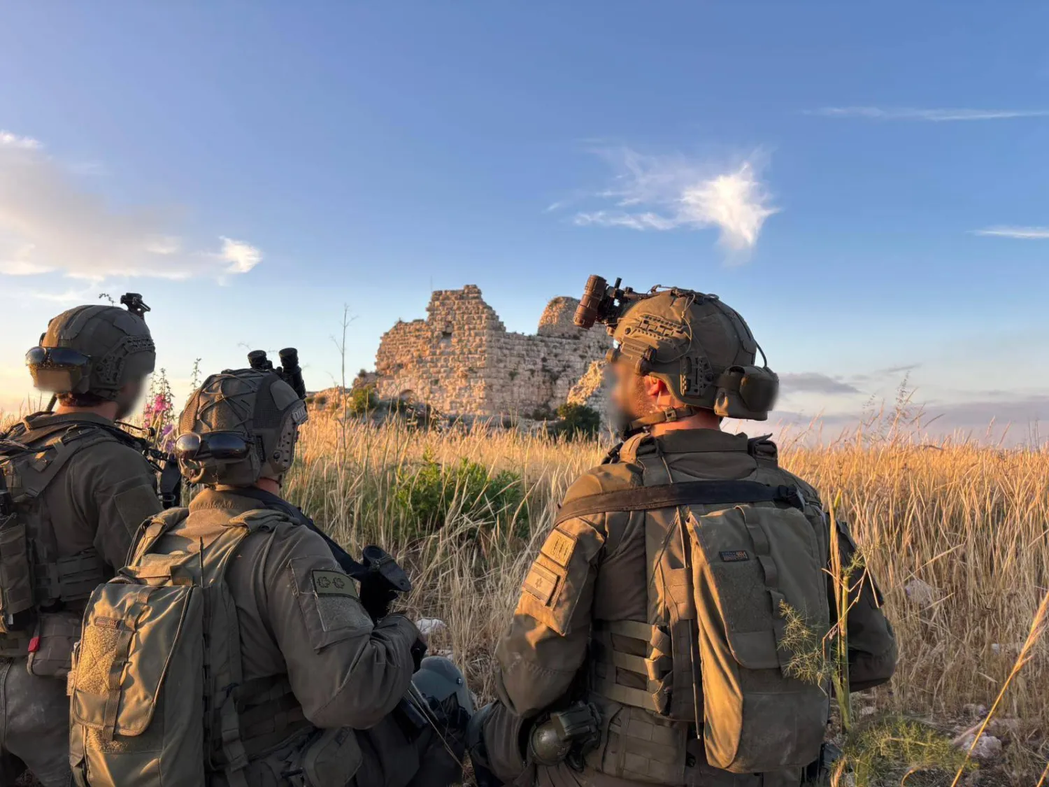 صورة نشرتها المتحدثة باسم الجيش الإسرائيلي إيلا واوية لعناصر من الجيش في العمليات البرية بلبنان